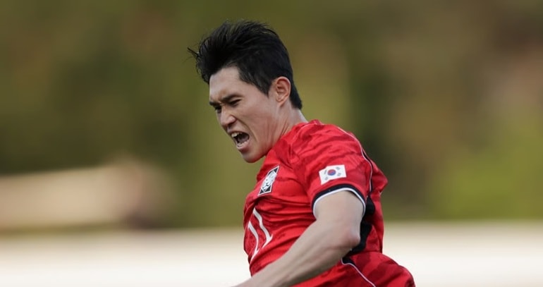 Lee Dong-gyeong ăn mừng bàn thắng duy nhất cho đội tuyển Hàn Quốc.