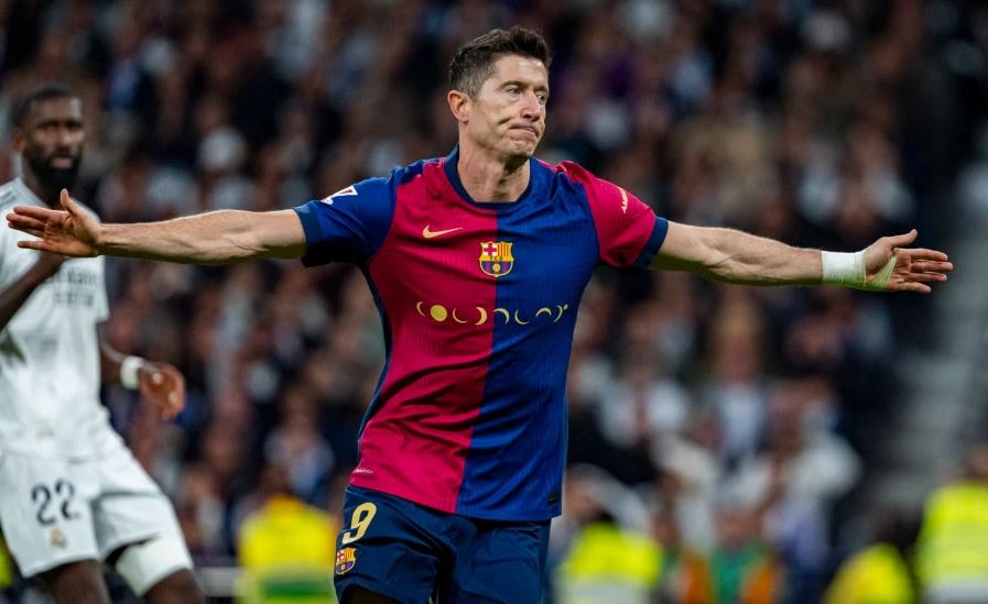 Robert Lewandowski vẫn giữ đẳng cấp cao nhưng tuổi tác là rào cản lớn cho Man Utd.
