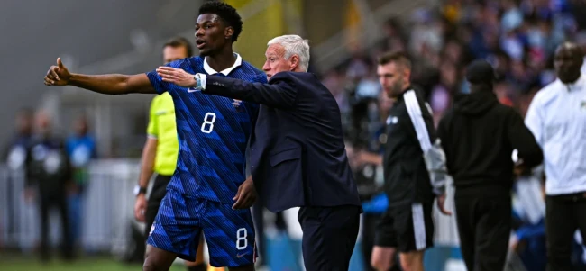 HLV Didier Deschamps thực hiện các sự thay đổi người trong hiệp 2.