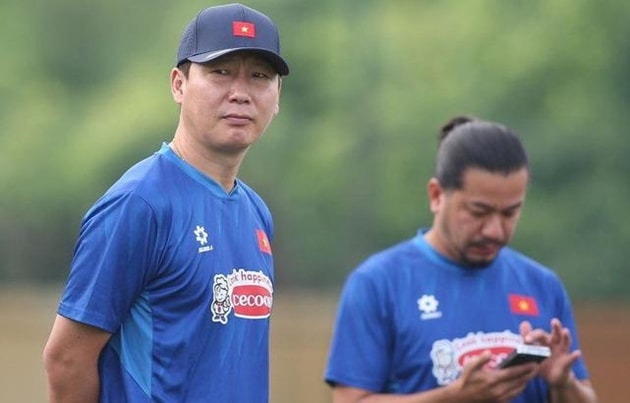 Huấn luyện viên Kim Sang-sik đang theo dõi sát sao quá trình tập luyện của các cầu thủ.