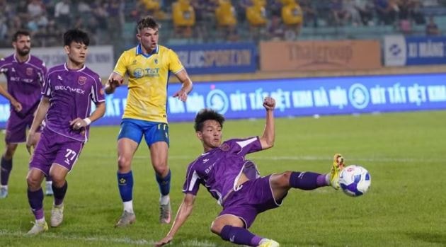 Cầu thủ Becamex TP.HCM trong nỗ lực trụ hạng tại V-League 2025/26