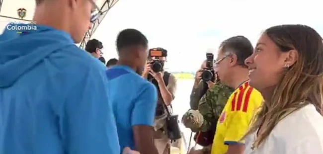 Hình ảnh James Rodriguez phớt lờ con gái Tổng thống Colombia trong lễ xuất quân World Cup 2026.