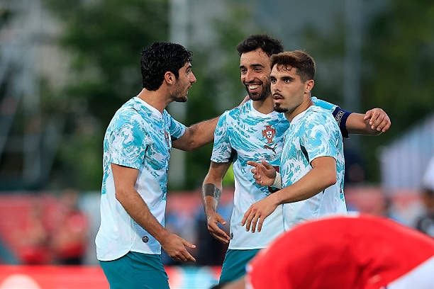 Bruno Fernandes ăn mừng siêu phẩm giúp Bồ Đào Nha nhân đôi cách biệt.