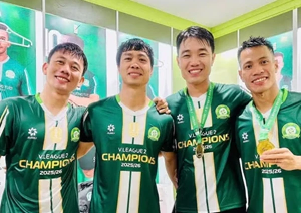Công Phượng và các đồng đội nâng cúp vô địch Giải Hạng Nhất quốc gia cùng CLB Đồng Nai.