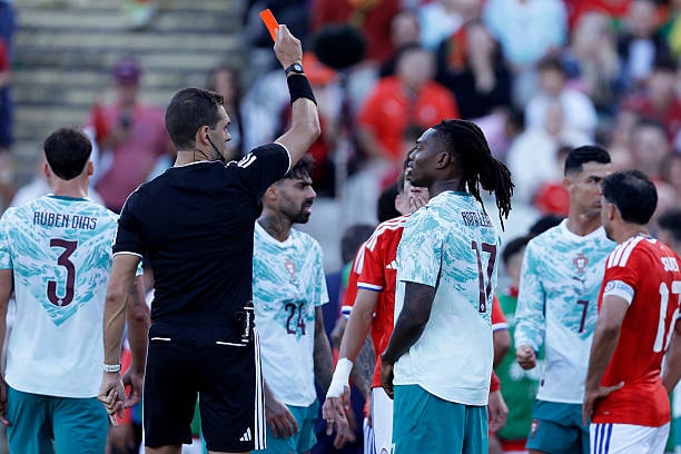 Rafael Leao nhận thẻ đỏ trực tiếp sau màn xô xát với cầu thủ Chile.