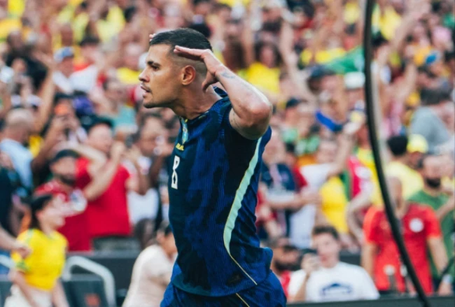 Bruno Guimaraes dứt điểm ghi bàn mở tỷ số cho Brazil trong trận giao hữu gặp Ai Cập.