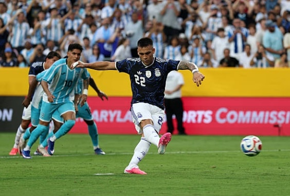 Lautaro Martinez ghi bàn trên chấm 11 mét.