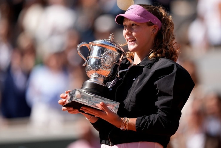 Mirra Andreeva nâng cao danh hiệu vô địch Roland Garros 2026 tại Paris.
