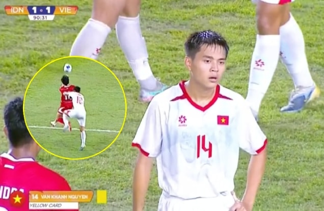 Tình huống va chạm dẫn đến quả phạt đền gây tranh cãi giữa hậu vệ U19 Việt Nam và tiền đạo Indonesia.