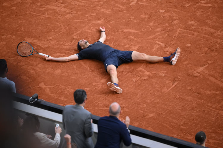 Alexander Zverev nằm xuống sân ăn mừng chức vô địch Roland Garros 2026 quan trọng bậc nhất sự nghiệp