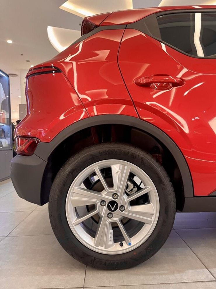 Phần thân xe VinFast VF 5 với thiết kế SUV năng động