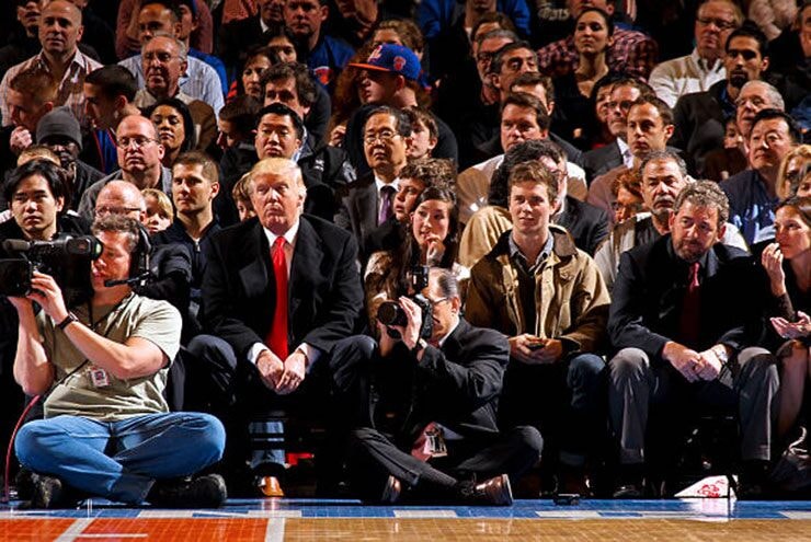 Tổng thống Donald Trump theo dõi một trận đấu của New York Knicks vào năm 2012