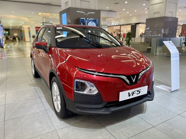 Thiết kế đầu xe VinFast VF 5 với dải chrome hình chữ V đặc trưng