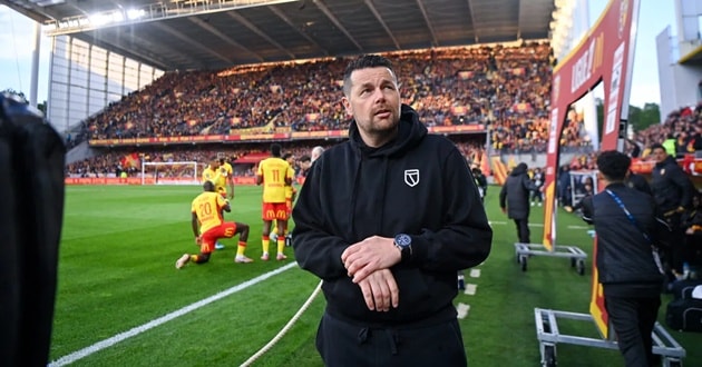 Pierre Sage giúp Lens đạt thành tích ấn tượng tại Ligue 1.
