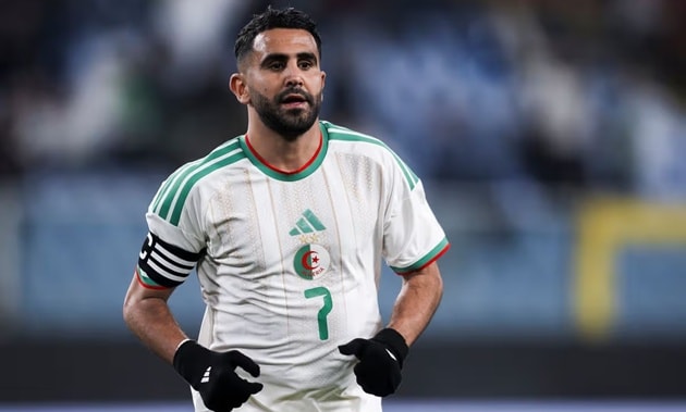 Riyad Mahrez trong màu áo đội tuyển quốc gia Algeria