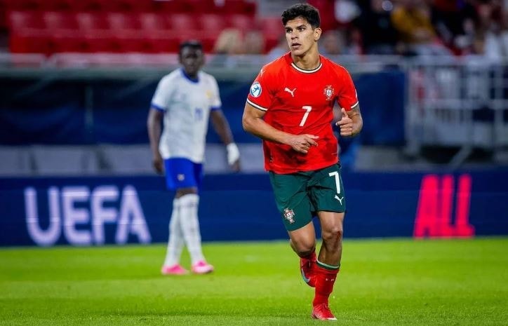 Tiền vệ Mateus Fernandes sở hữu tư duy chiến thuật hiện đại và khả năng thích nghi nhanh chóng.