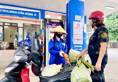 Người dân thoải mái khi sử dụng xăng E10 tại cây xăng số 8 Petrolimex