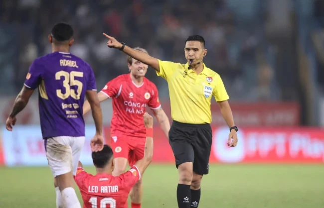Trọng tài Muhammad Nazmi Bin Nasaruddin người Malaysia điều khiển trận bán kết Cúp Quốc gia