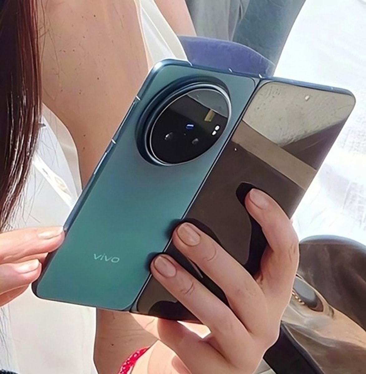 Hình ảnh thực tế bị rò rỉ của vivo X Fold6 cho thấy thiết kế mỏng và màn hình lớn