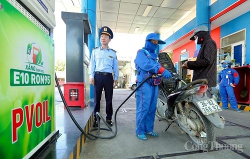 Lực lượng Quản lý thị trường Thanh Hoá giám sát các cửa hàng xăng dầu