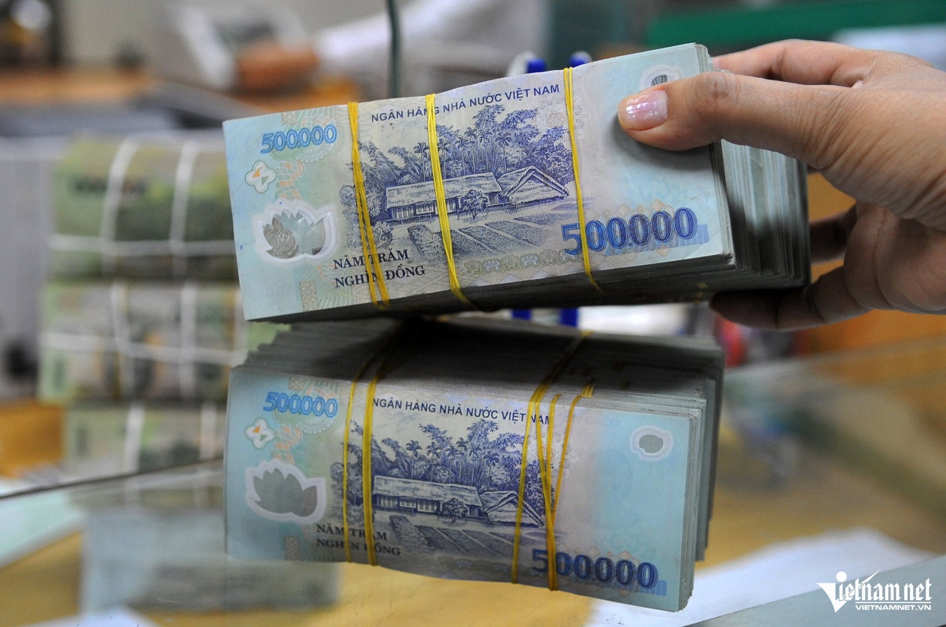 Nhiều ngân hàng phát hành chứng chỉ tiền gửi với lãi suất cao hơn lãi suất tiết kiệm nhằm huy động tiền gửi.