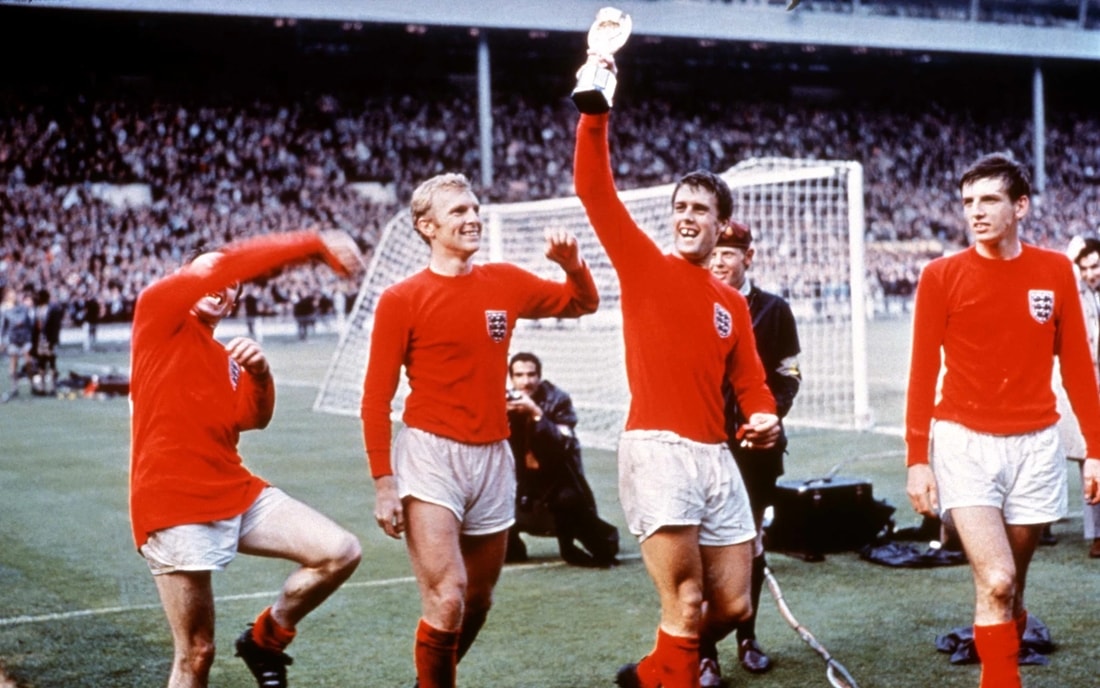 Sir Geoff Hurst và cúp Jules Rimet