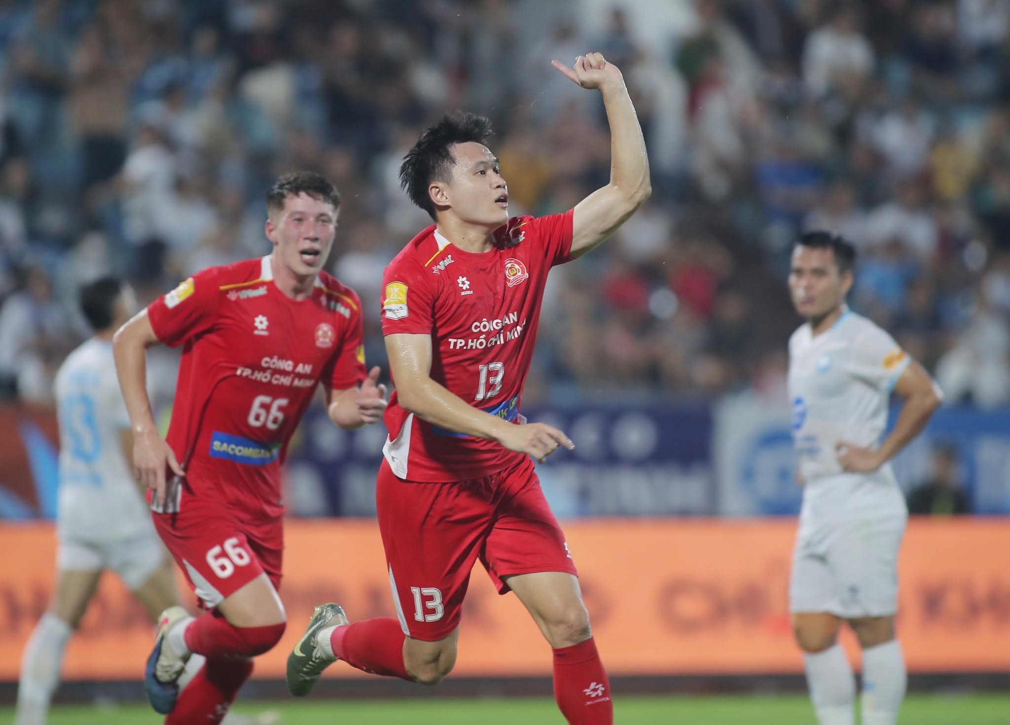CA TPHCM dẫn trước 4-0 ngay trong hiệp một trận bán kết.