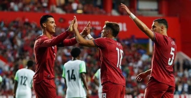 Niềm vui của các cầu thủ Bồ Đào Nha sau bàn mở tỷ số của Pedro Neto.