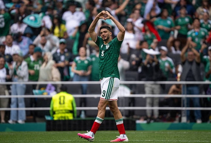 Raul Jimenez chính thức giải cơn khát bàn thắng kéo dài tại các kỳ World Cup bằng cú đánh đầu dũng mãnh.