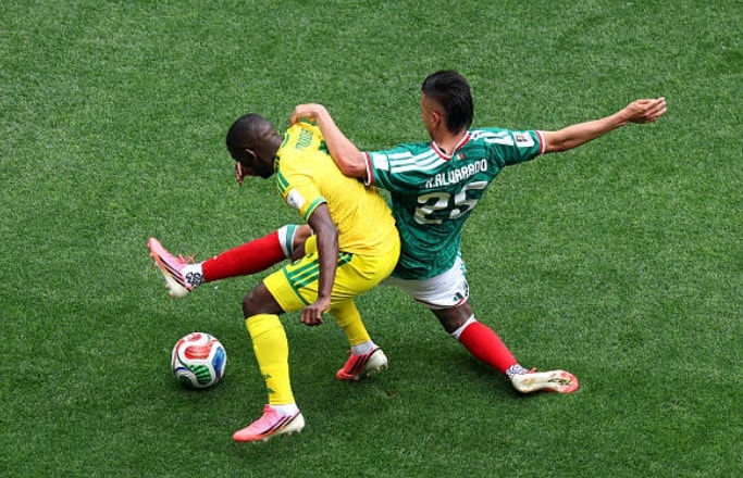 Roberto Alvarado thực hiện quả tạt chính xác để Jimenez đánh đầu ghi bàn trong hiệp hai.