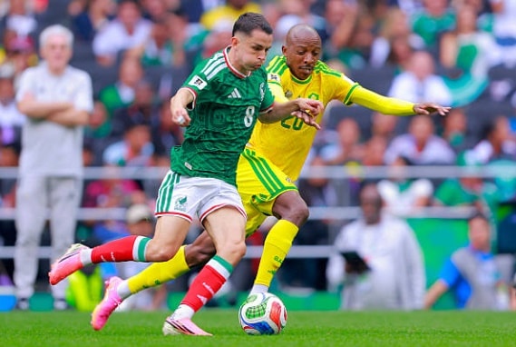 Alvaro Fidalgo giúp các đợt luân chuyển bóng của Mexico trở nên mượt mà hơn.
