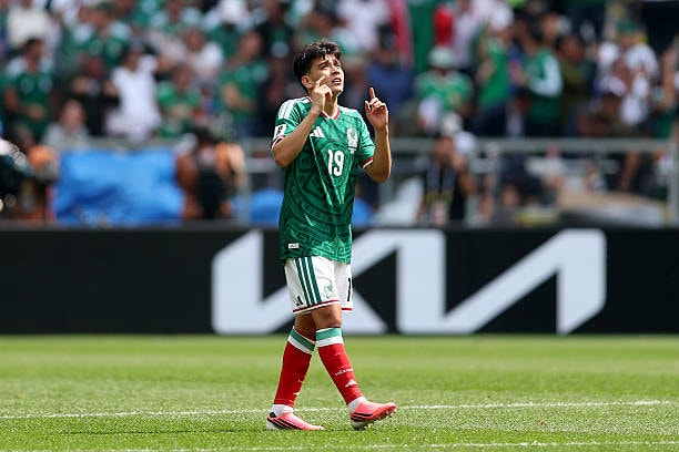 Tài năng trẻ Gilberto Mora đi vào lịch sử bóng đá Mexico.