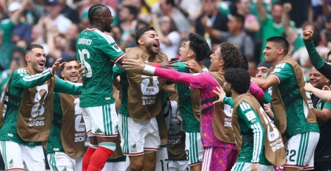 Các cầu thủ Mexico ăn mừng chiến thắng trước Nam Phi.