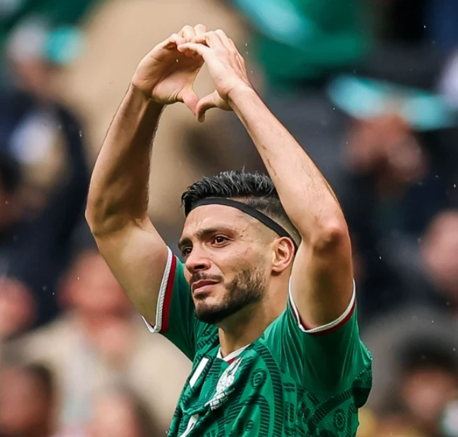 Raul Jimenez ăn mừng bàn thắng trong nước mắt