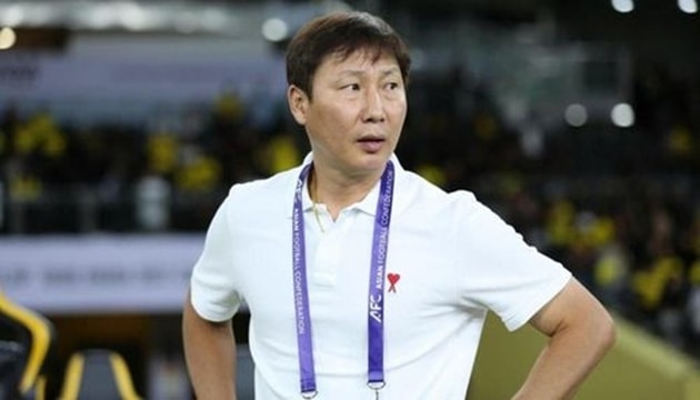 HLV Kim Sang-sik dự khán trận đấu của Indonesia tại Jakarta.