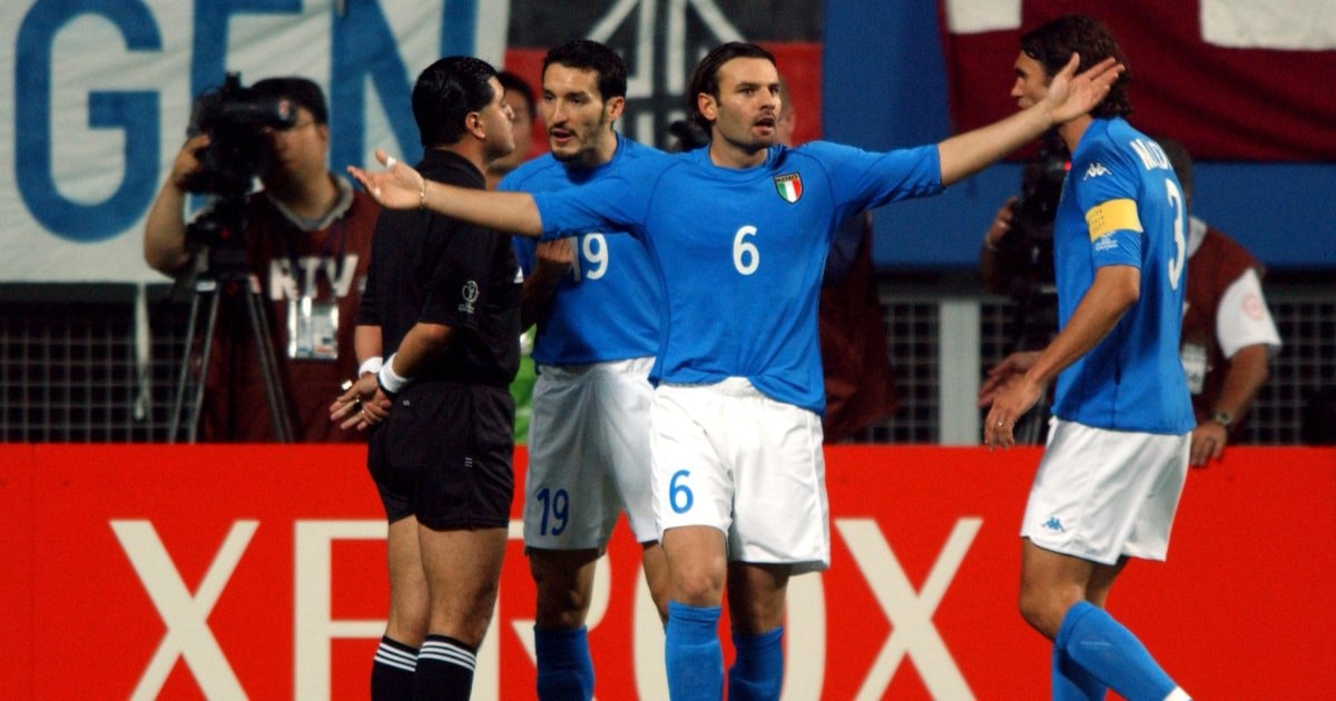 Trọng tài Byron Moreno rút thẻ đỏ đuổi Francesco Totti khỏi sân