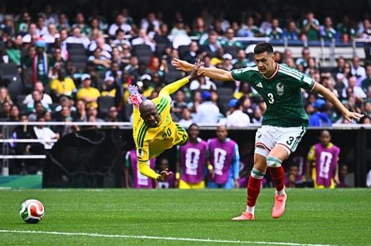 Cesar Montes nhận thẻ đỏ trực tiếp ở những phút cuối trận do lỗi vào bóng quyết liệt quá mức.