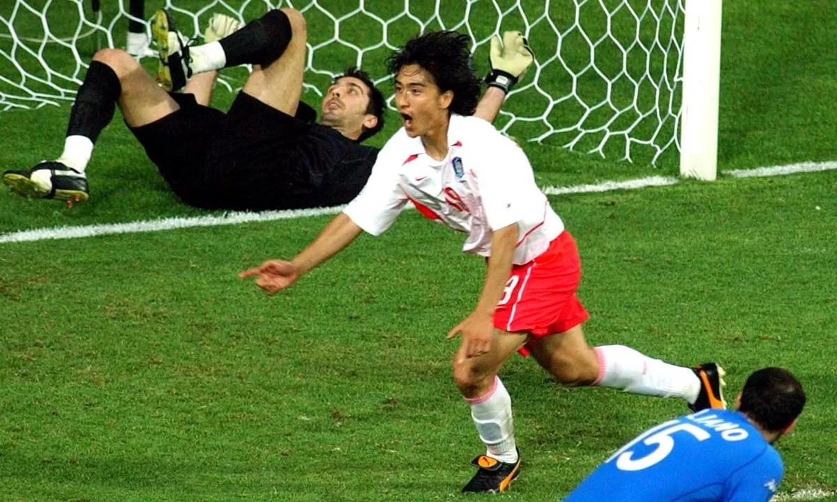 Cú đánh đầu của Ahn Jung-hwan loại đội tuyển Ý khỏi World Cup 2002
