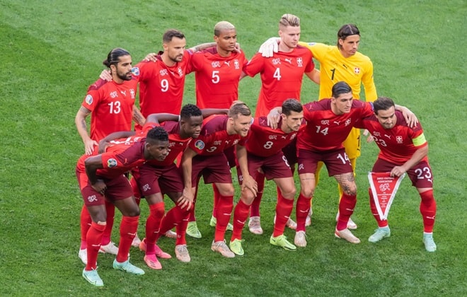 Dàn sao Thụy Sĩ với sự góp mặt của Xhaka và Akanji được đánh giá rất cao về sự ổn định.
