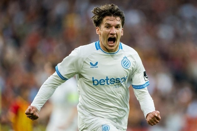 Christos Tzolis trong màu áo Club Brugge với khả năng chơi linh hoạt trên hàng công.