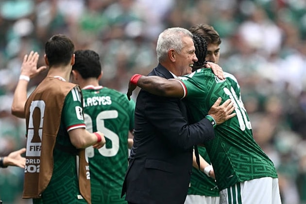 Mexico khởi đầu suôn sẻ tại thánh đường Azteca.