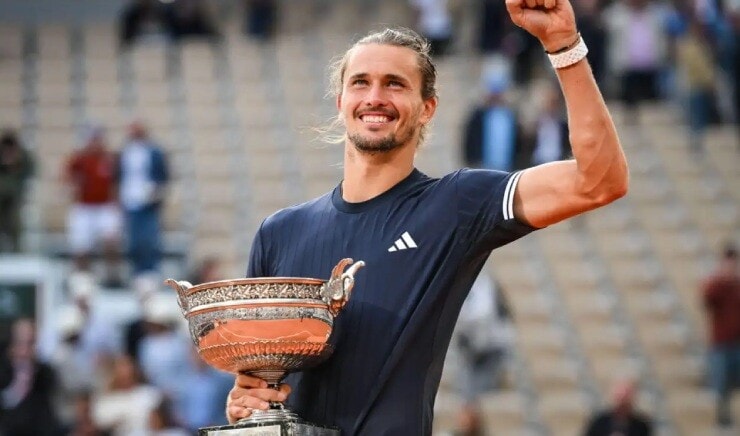 Alexander Zverev ăn mừng sau khi giành danh hiệu Grand Slam đầu tiên trong sự nghiệp