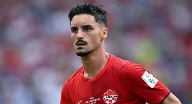 Stephen Eustaquio điều tiết lối chơi của Canada.