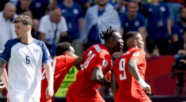 Cyle Larin ăn mừng bàn thắng lịch sử cho đội tuyển Canada.