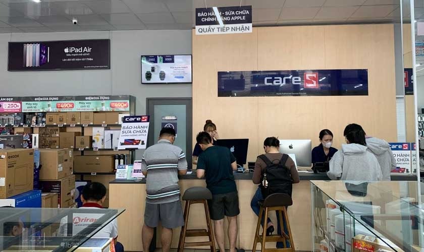 Quy trình thay màn hình chuyên nghiệp đảm bảo an toàn cho linh kiện bên trong MacBook