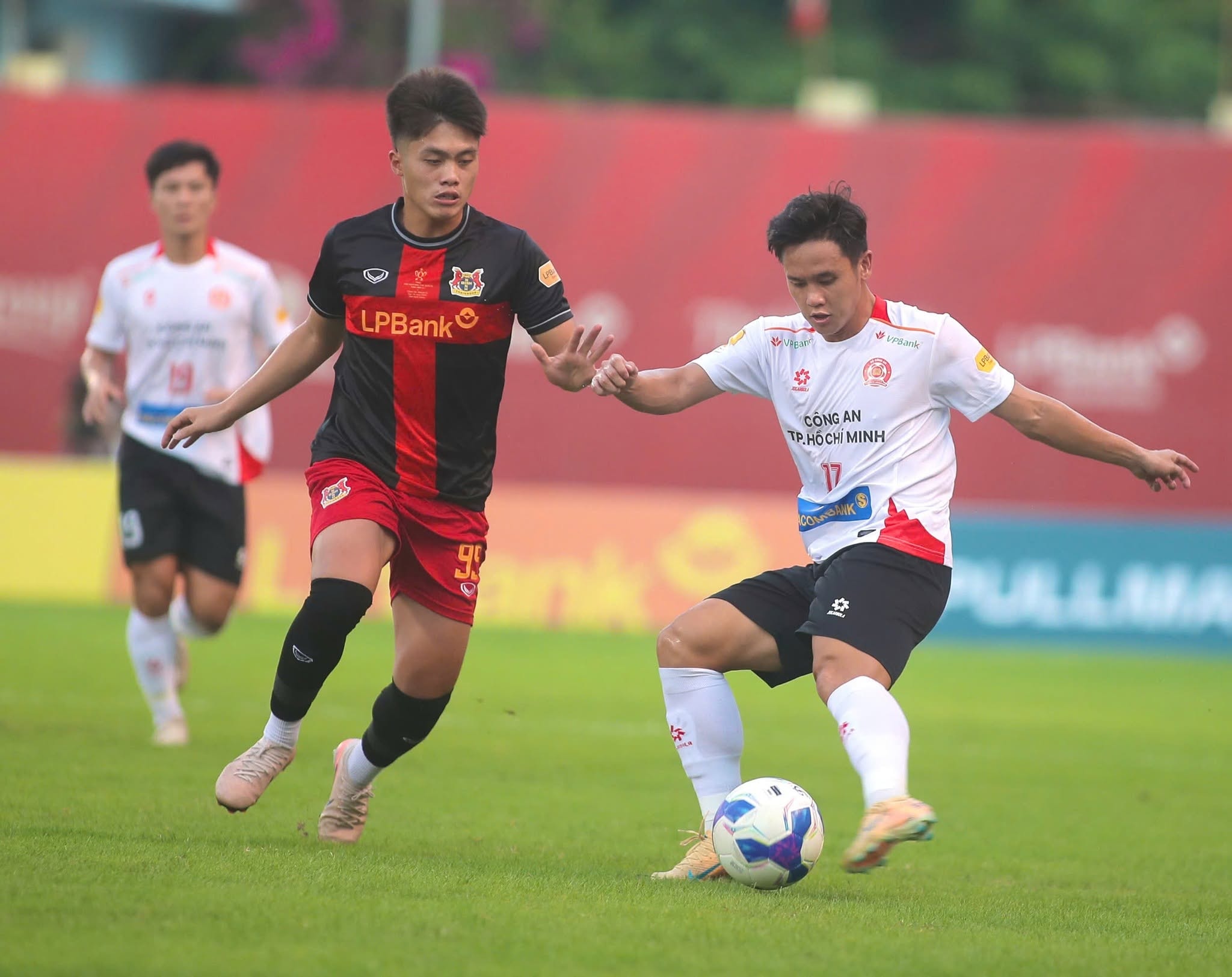 Hàng công Ninh Bình bế tắc trước hàng phòng ngự kỷ luật của đối thủ.