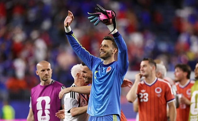 Thủ thành Angus Gunn thi đấu điềm tĩnh trong ngày ra quân