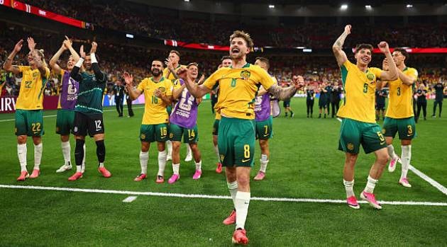 Cầu thủ Australia ăn mừng chiến thắng thuyết phục trước Thổ Nhĩ Kỳ.