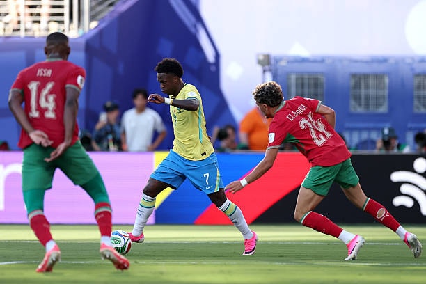 Vinicius Junior ghi bàn gỡ hòa cho tuyển Brazil.