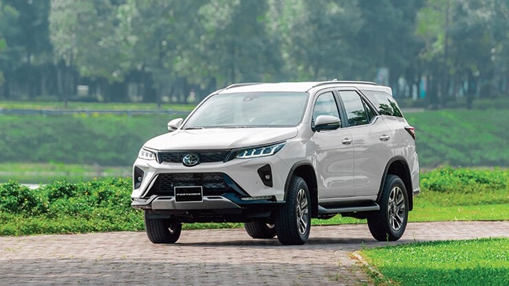 Toyota Fortuner trên đường phố